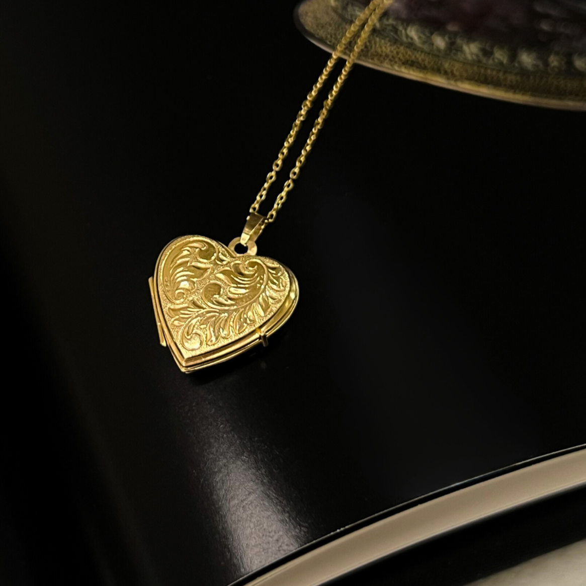 Vintage 9K Heart Shaped Curling Leaf Locket