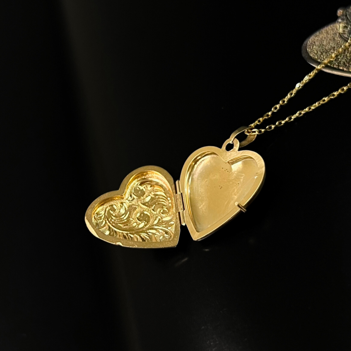 Vintage 9K Heart Shaped Curling Leaf Locket